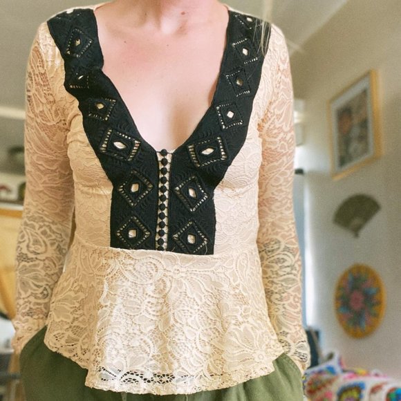 Charlotte Russe Women's Cream and Black Lace Babydoll Top Blouse Top Size Small - Picture 2 of 3